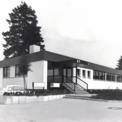 Schwarz-weiße Fotografie des Sutter Firmengebäudes in den 80er Jahren