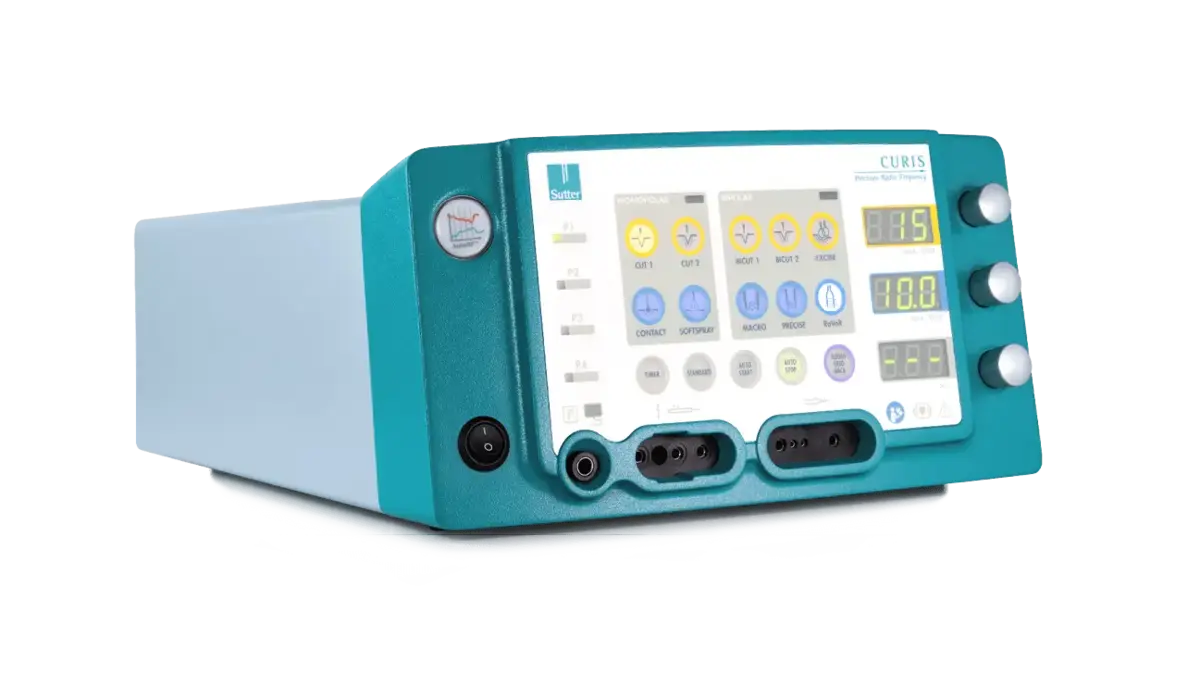 Linke Seitenansicht des CURIS® 4 MHz Radiofrequenz-Generators mit gut sichtbarem Bedienfeld, Drehreglern, Display und Anschlüssen für verschiedene chirurgische Instrumente.