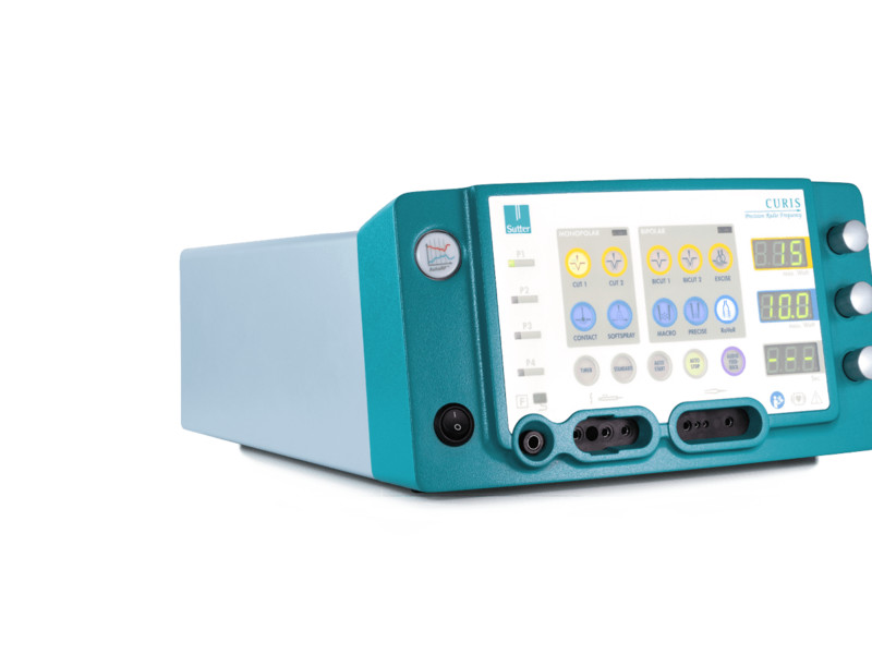 Linke Seitenansicht des CURIS® 4 MHz Radiofrequenz-Generators mit gut sichtbarem Bedienfeld, Drehreglern, Display und Anschlüssen für verschiedene chirurgische Instrumente.