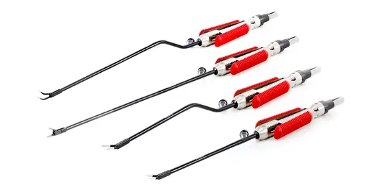 (Illustrative product image with EU flat connector) Vier Calvian endo-pen bipolare Klemmen, non-stick, mit langem, schwarzem Schaft und rotem Griffbereich vor weißem Hintergrund.