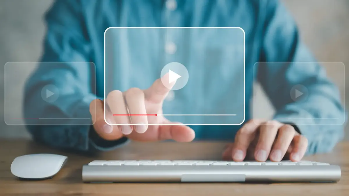 Sutter-Video-Mediathek-E-Learning-Online-Schulung.jpg Person startet ein Online-Video – Symbolbild für die Mediathek, E-Learning und digitale Schulungsangebote bei Sutter Medizintechnik.