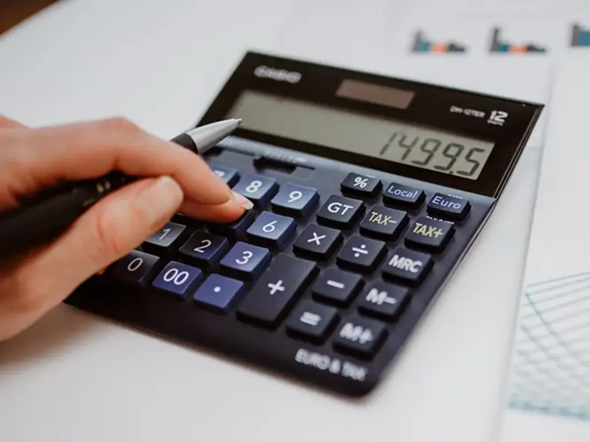 sutter-finanzbuchhaltung-taschenrechner.jpg Hand mit Stift auf einem Taschenrechner – Symbolbild für die Arbeit in der Buchhaltung und Kostenkalkulation bei Sutter Medizintechnik