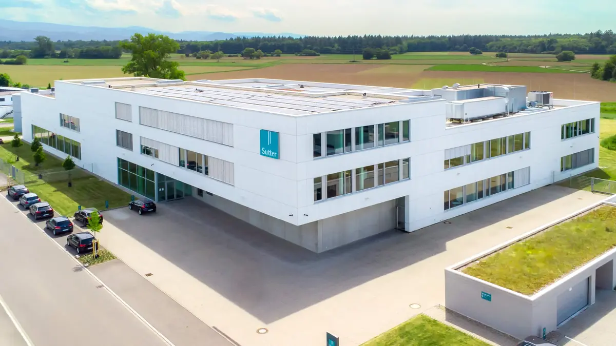 Luftaufnahme des modernen Firmengebäudes von Sutter Medizintechnik in Emmendingen mit Blick auf das Umfeld und angrenzende Felder. ChatGPT fragen