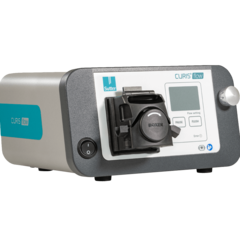 CURIS® flow Spülpumpe in frontseitiger Schrägansicht mit Sicht auf Bedienelemente, Display und Schlauchhalterung.