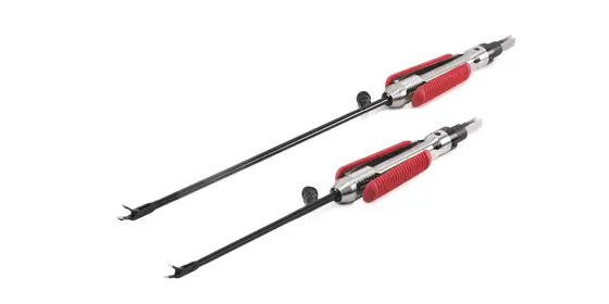 (Illustrative product image with EU flat connector) Zwei Calvian endo-pen bipolare Klemmen mit langem, schwarzem Schaft und rotem Griffbereich vor weißem Hintergrund.