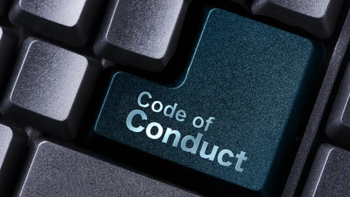 code-of-conduct-tastaturtaste.jpg Nahaufnahme einer Computertastatur mit einer hervorgehobenen petrolfarbenen Taste, auf der „Code of Conduct“ steht.